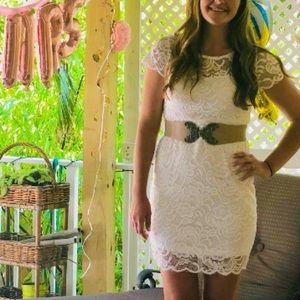 Stretch white lace body con L